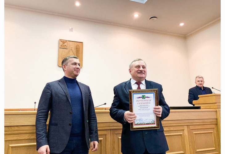 Михаил Лобазнов вручил почётную грамоту главе сельской территориальной администрации