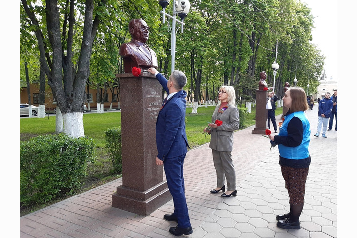 В День Победы губкинцы возложили цветы к памятнику Воину-Освободителю