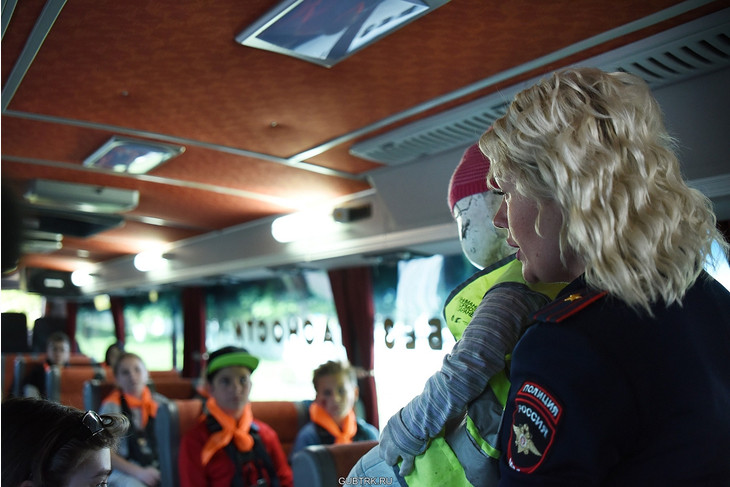 В Губкин приехал автобус-тренажёр «Школа дорожной безопасности»