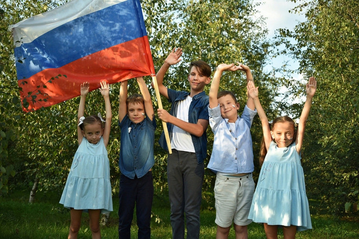 Михаил Лобазнов поздравил губкинцев с Днём Государственного флага