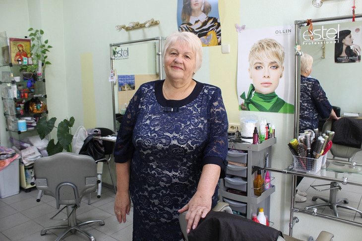 Профессиональный парикмахер с 50-летним стажем поделилась историей о своём трудовом пути в индустрии красоты в Губкине