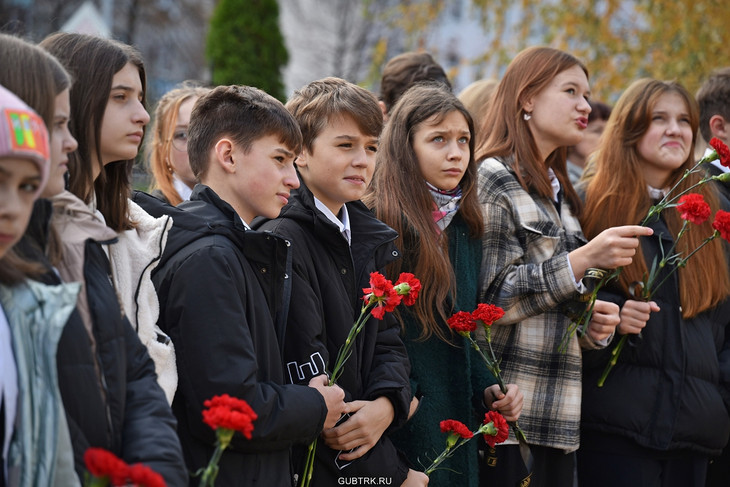В Губкине открыли мемориальную доску и «Парту героя» в честь Виктора Меркулова, погибшего в ходе СВО