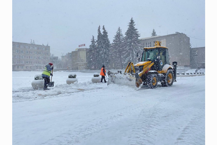 Вячеслав Гладков поручил увеличить на 10 % привлечение техники к уборке снега в населённых пунктах Белгородской области