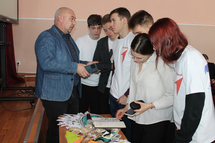«Важно, чтобы дети знали, что происходит на фронте»: губкинский волонтёр Сергей Захаров провёл классный час для старшеклассников школы №16